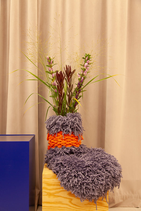 KNITTED Vase von Mariadela Araujo