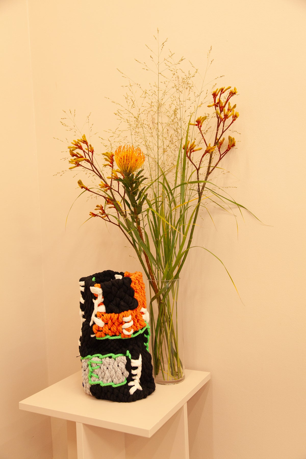 KNITTED Vase von Mariadela Araujo