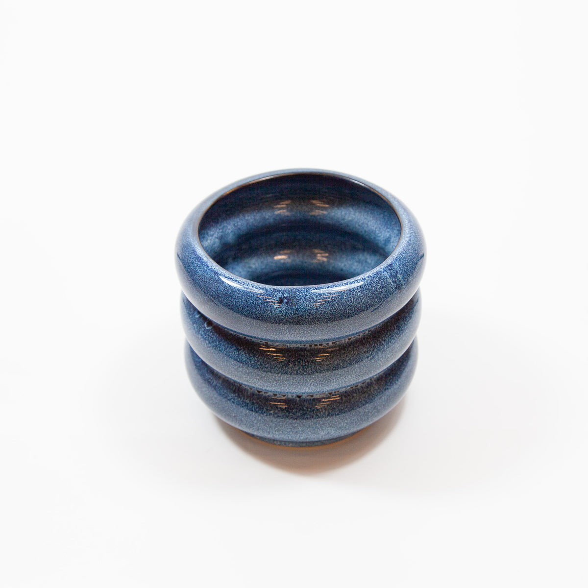 skulpturaler gerillter Blumentopf mit Ringdesign