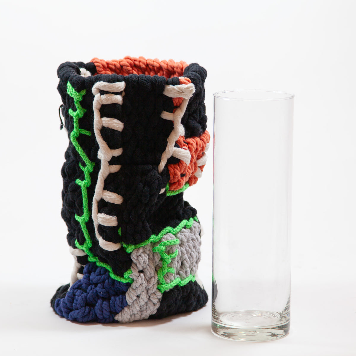 KNITTED Vase von Mariadela Araujo