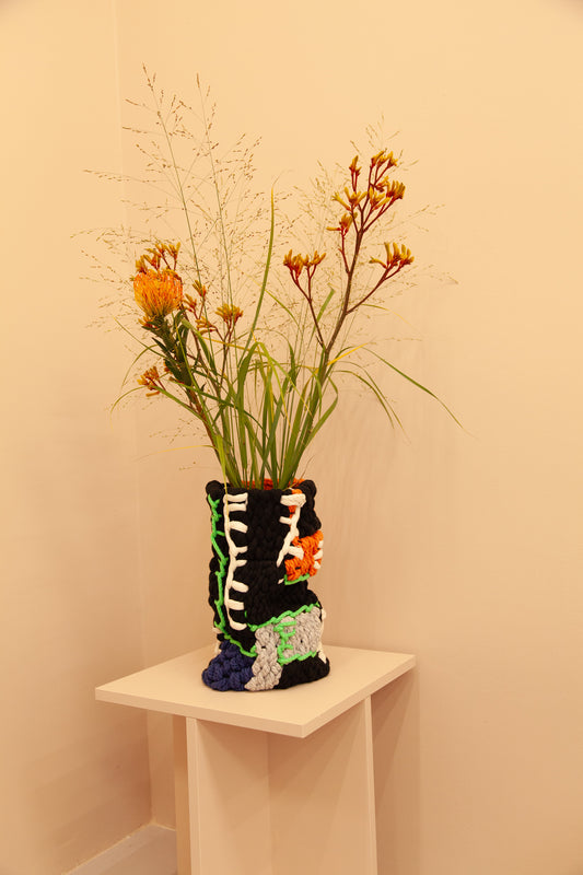 KNITTED Vase von Mariadela Araujo