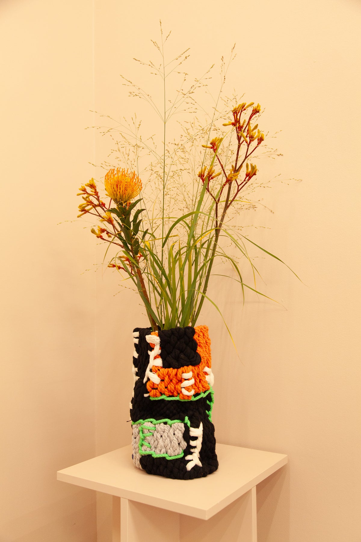 KNITTED Vase von Mariadela Araujo