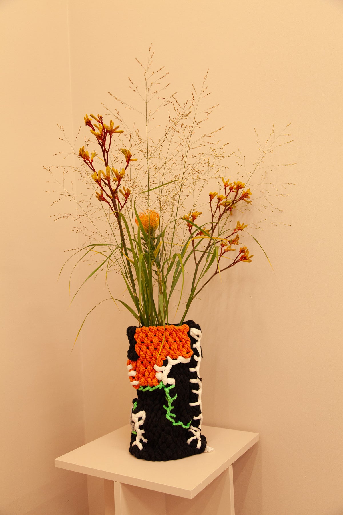 KNITTED Vase von Mariadela Araujo