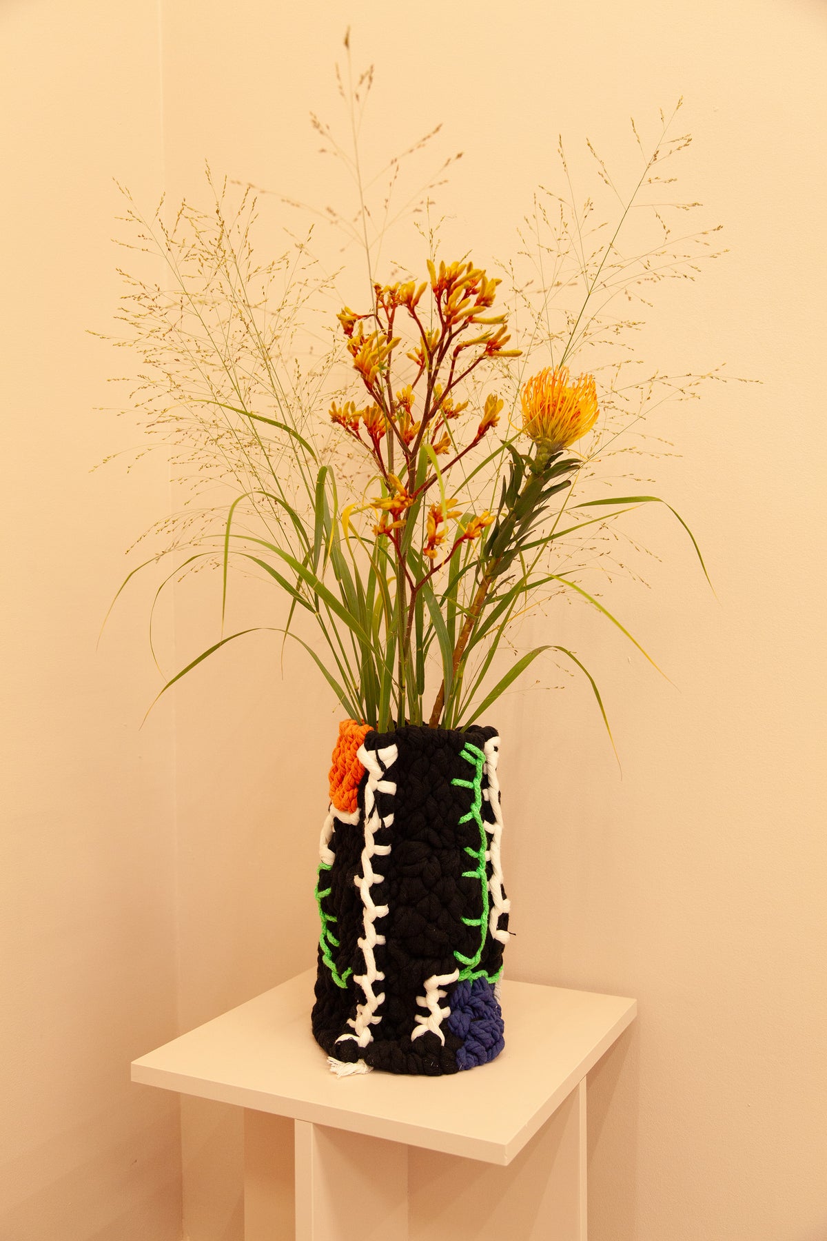 KNITTED Vase von Mariadela Araujo