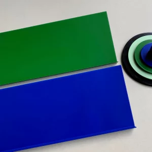 Breite Z-Shelfs mir Pulverbeschichtung von Kolor in dunkelblau und dunkelgrün