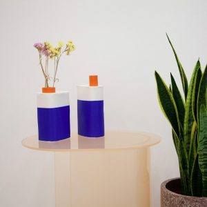 Amazing Crocodile Design Store Berlin mit Plateau Beistelltisch mit Eric Hibelot Kanister Vasen in dunkelblau