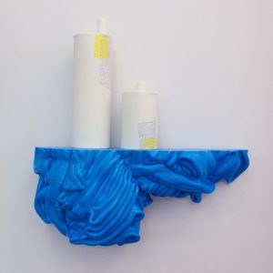 Regal in blau mit besonderen Formen aus Plastik, Plastic Mine Wnadregale im Amazing Crocodile Design Store Berlin