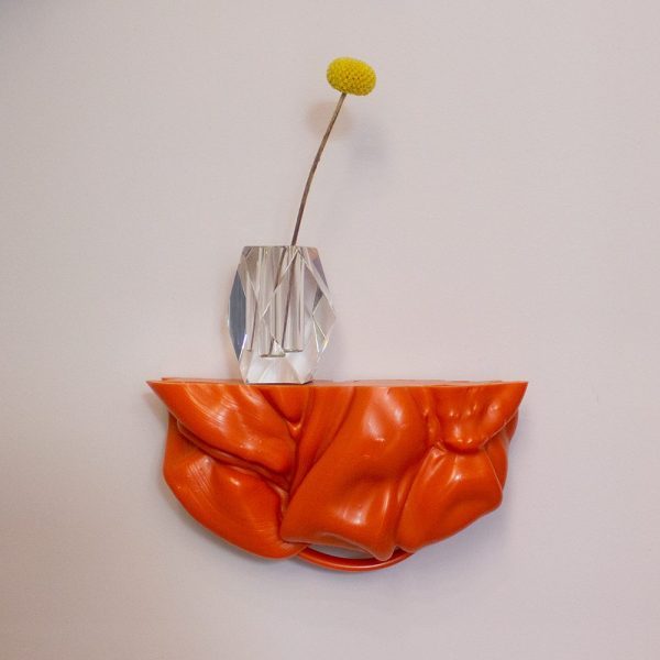 Regal im Amazing Crocodile Design Store Berlin aus Plastik, kunstvolles Regal in orange, Plastic Mine