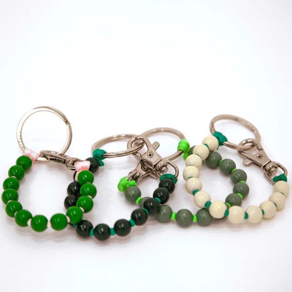 Ina Seifart Schlüsselkette kurz grün beige Perlen Schlüsselanhänger Holzperlen